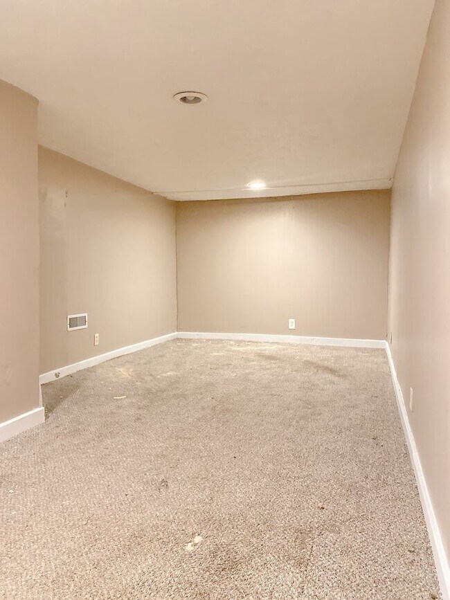 Building Photo - ZIGZAG, LLC:[TRAN][ZIGZAC][KT][CAG] 1942 S 16 ST