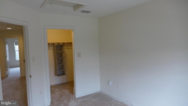 Building Photo - 10008 Manor Pl