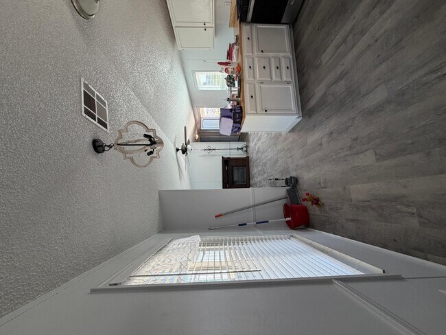 Building Photo - 142 Maryvale Dr