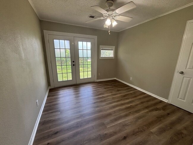 Building Photo - Lovely 3 Bedroom 1 Bathroom home with a Fe...