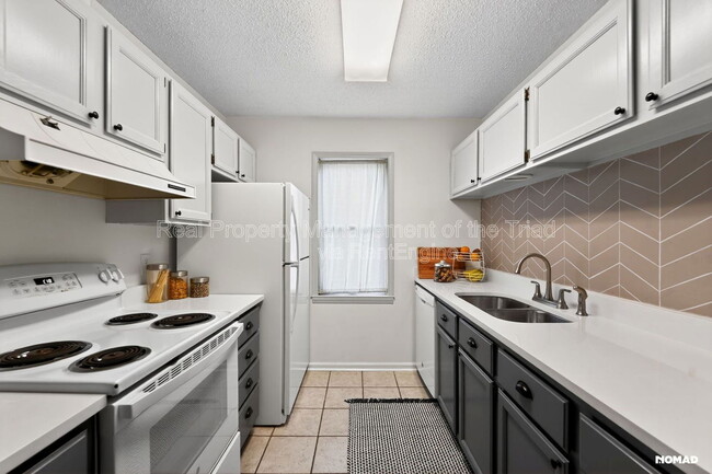 Building Photo - 201 Oakwood Ct