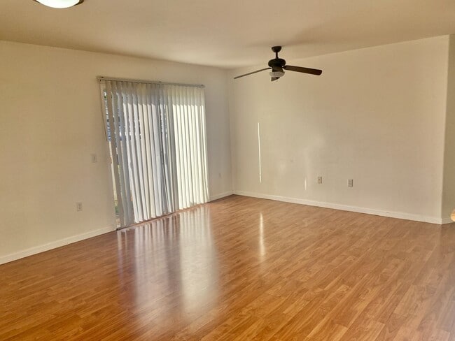 Building Photo - Highly Desirable 3 bedroom Town house in H...