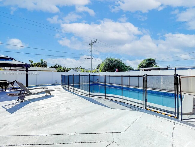 Building Photo - 1660 SW 47th Ave