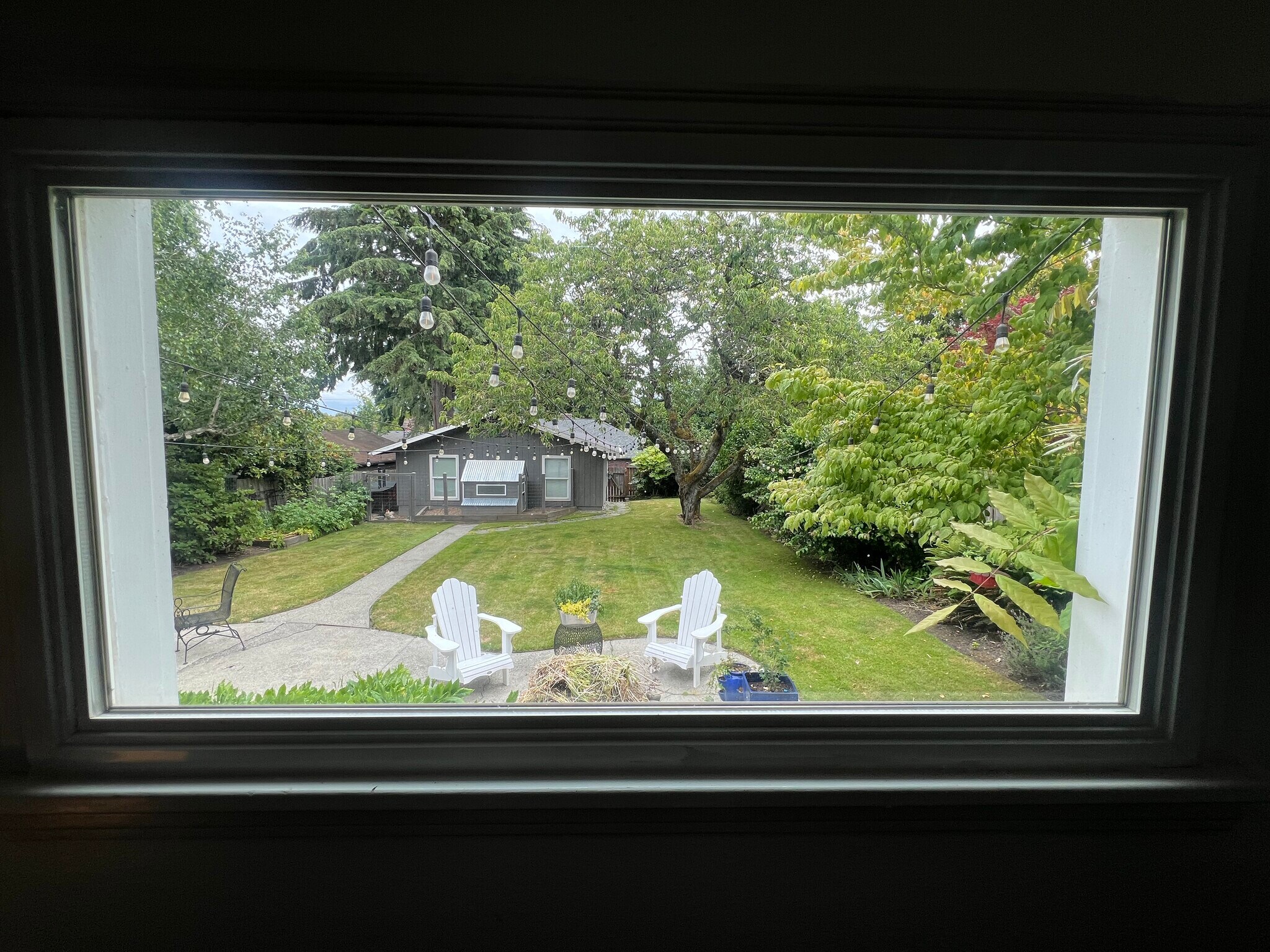 Back yard private bbq chairs light - 943 N Alder St