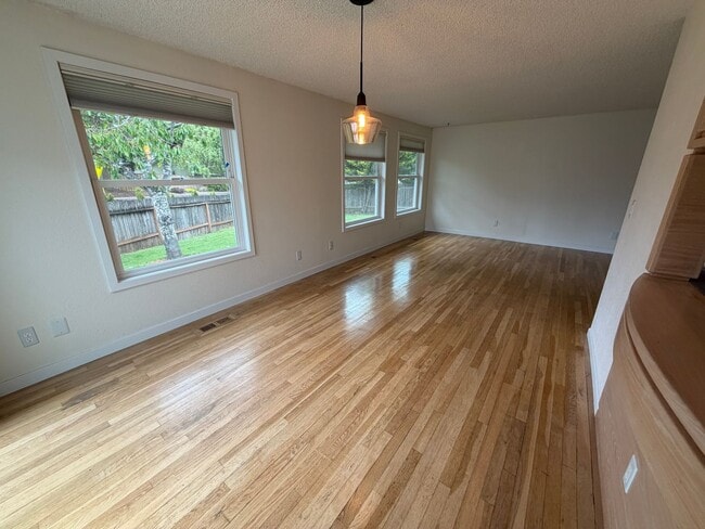 Building Photo - (969) Lance Way - 3 Bedroom / 2 Bath Home
