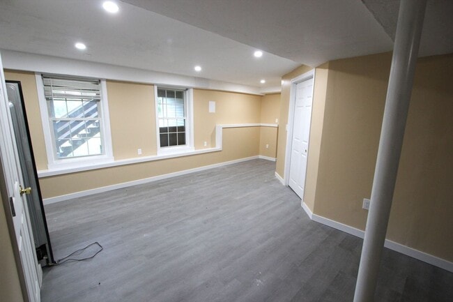 Building Photo - 322 Blackstone St