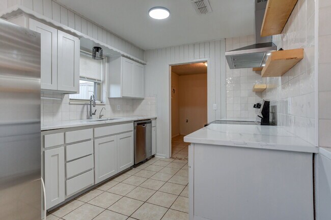 Building Photo - 4 Bed 3 Bath Pre-lease in Central Lubbock!!!