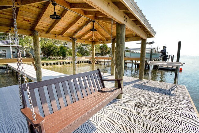 Building Photo - Seasonal Rental: Total Relaxation with Sou...