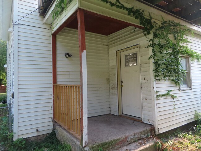 Building Photo - 1026 Stophlet St