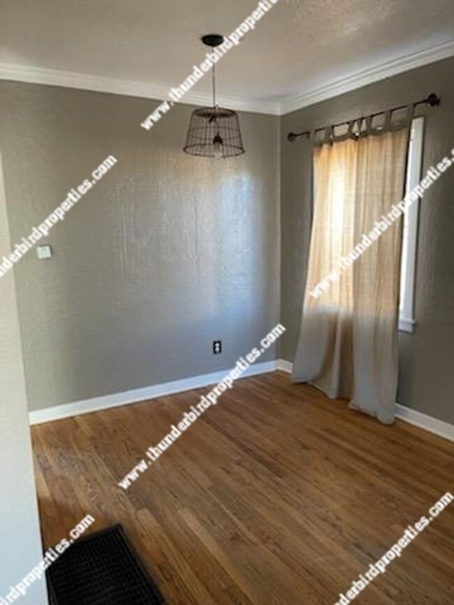 Building Photo - 2 bedroom,  1 bath close to CNM