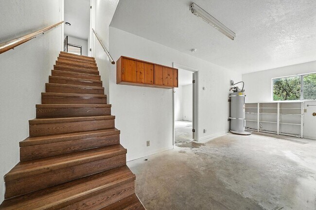 Building Photo - Large 2 Bedroom Home