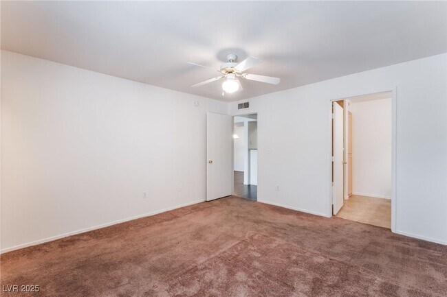 Building Photo - 950 Seven Hills Dr