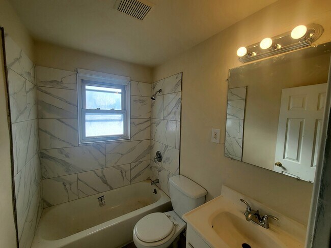 Building Photo - 2224 Graythorn Rd