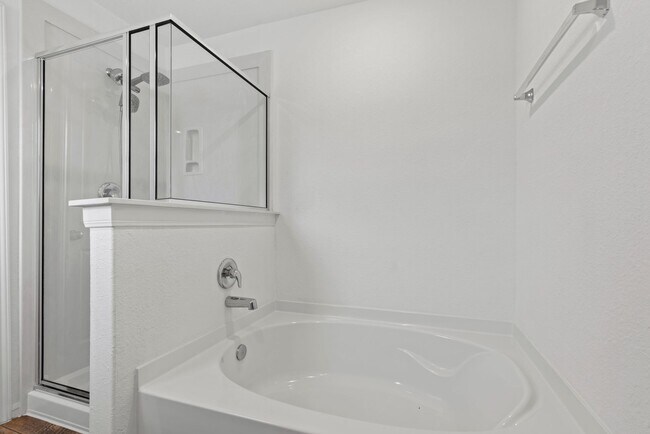 Building Photo - Spacious & Like-New 4-Bedroom Home with Mo...