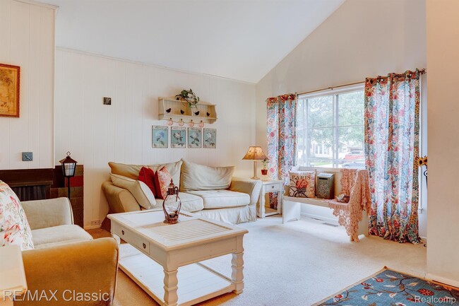 Building Photo - 24323 Pinecrest St