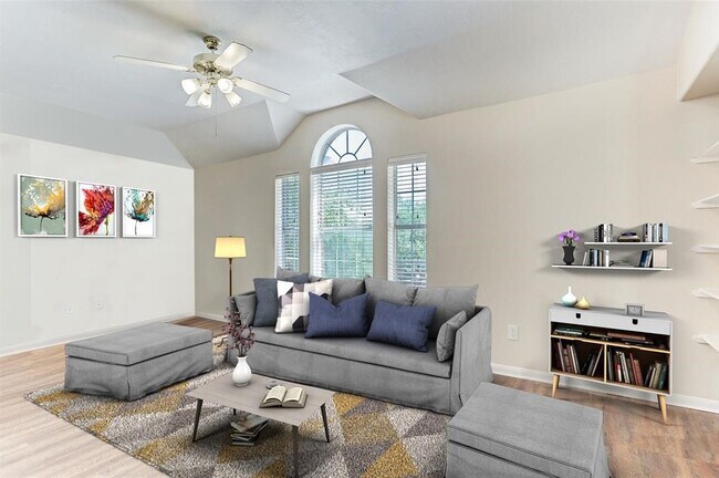 Building Photo - 8607 Saratoga Dr