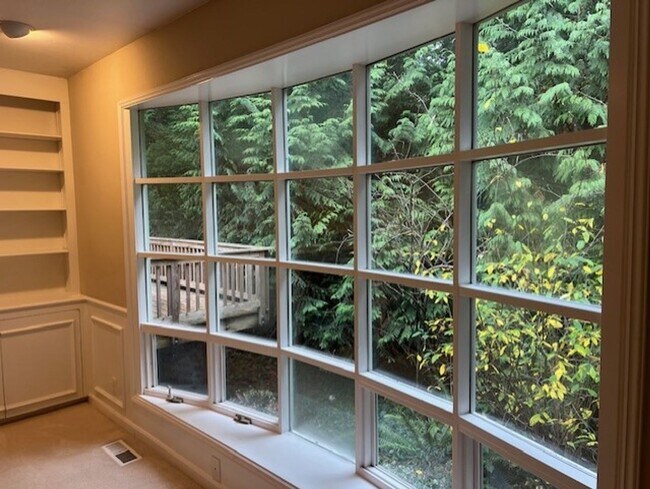 Building Photo - Highly desirable Sammamish 3 bedroom, 3 bath 1970asf.