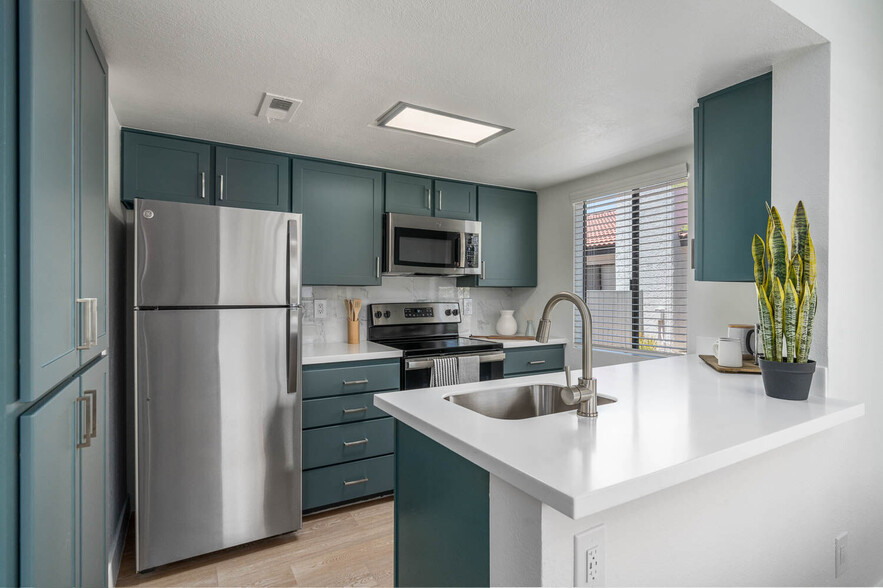 2BR, 2BA - 986SF - Kitchen - Sparro