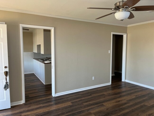Building Photo - 3 Bed 1.5 Bath Home