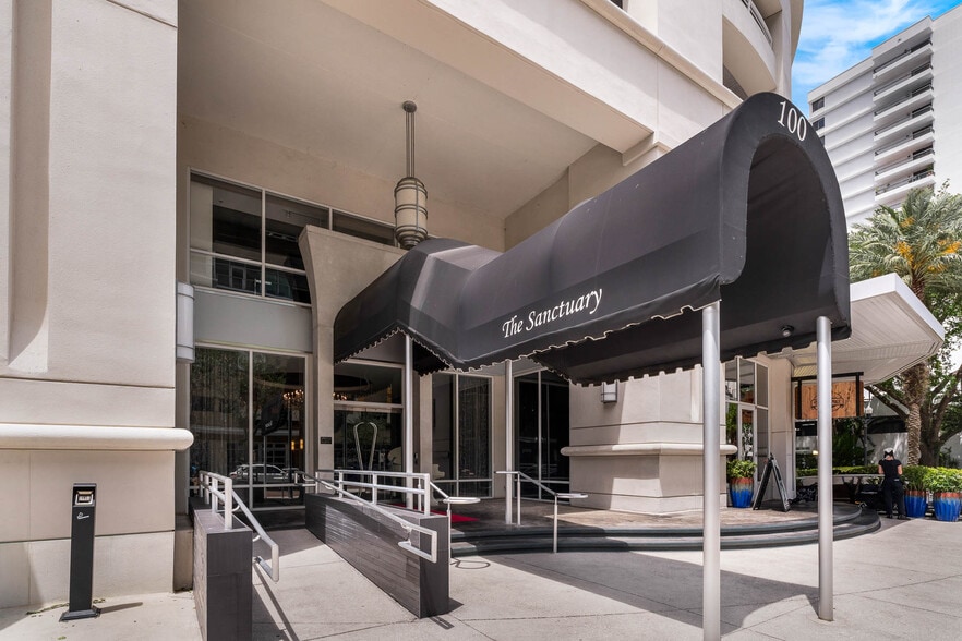 exterior front lobby - 100 S Eola Dr