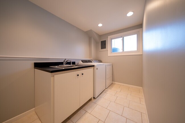 Building Photo - 7677 Whitney Dr