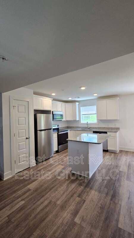 Building Photo - 8780 Hillside Way