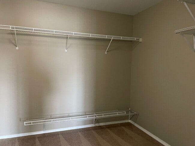 Building Photo - Spacious 5 Bedroom Home! Granite Counters! Pet friendly! Tons of Room for Entertaining!