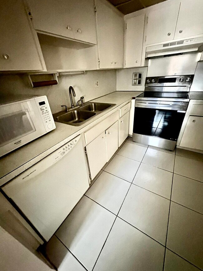 Building Photo - 98 Stratford H