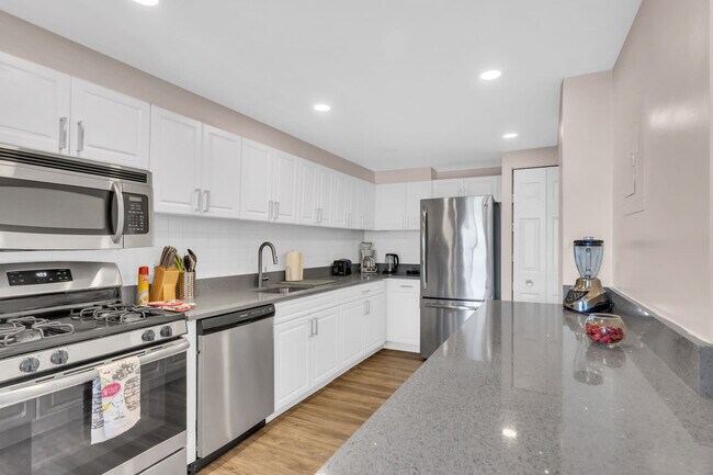 Building Photo - 2231 Crystal Dr