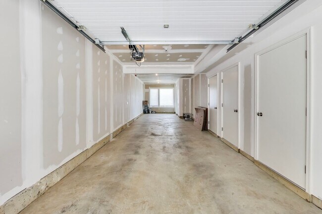 Building Photo - Stunning 3BD/3.5BA luxury 4-level townhouse in Great Location!