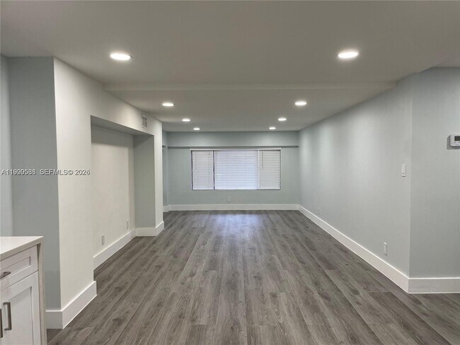 Building Photo - 4725 SW 62nd Ave