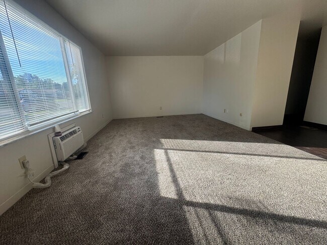 Building Photo - TIKI - 4563-4569 Croftshire Dr.