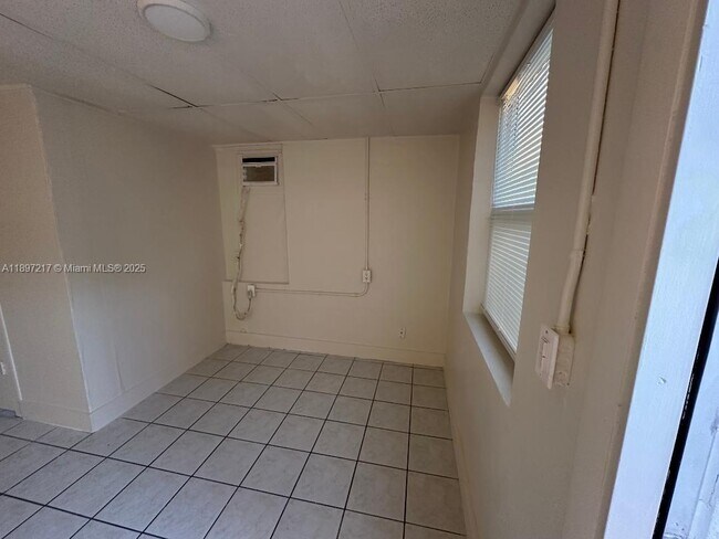 Building Photo - 1956 Lincoln St