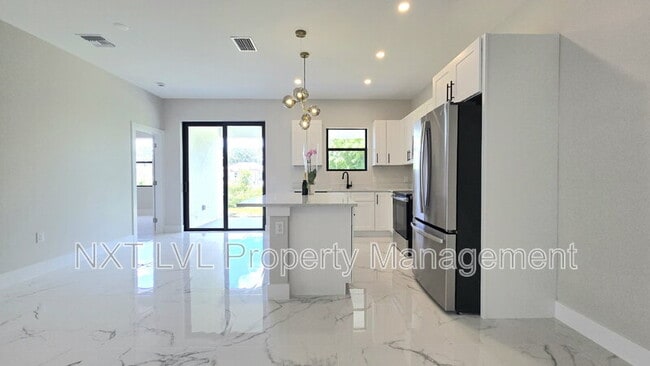 Building Photo - 702 Hightower Ave S