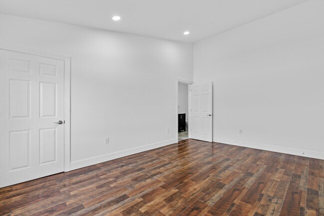 Building Photo - 2313 SE Mariposa Ave