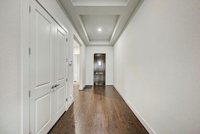Building Photo - 1104 Almeria Bend