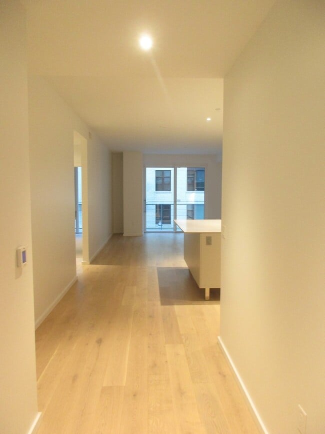 Building Photo - Vista Condominiums - 1 bedroom/1 bath Pearl District condo w/parking/storage/amenities/most utili...