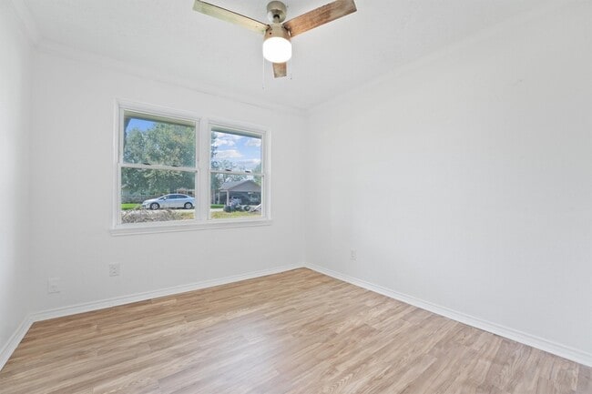 Building Photo - 606 Meadowlawn St