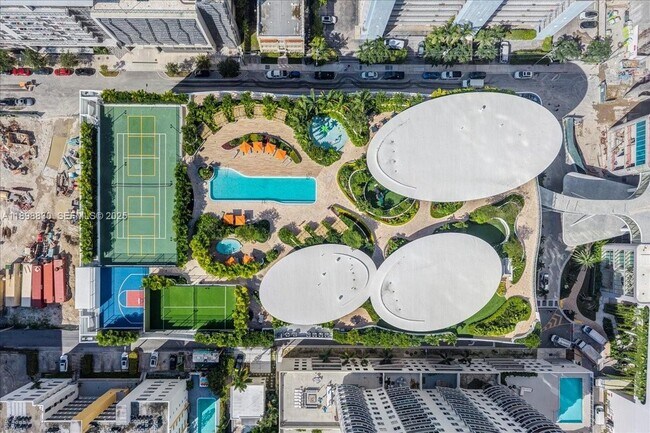 Building Photo - 700 NE 24th St