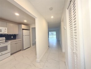 Building Photo - 605 S State Rd 7