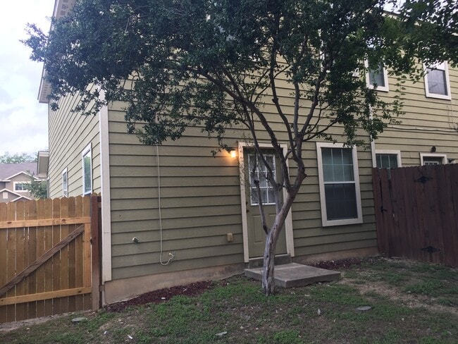 Building Photo - 2 Story Town Home - Near USAA-UTSA-Medical Center