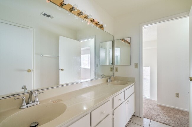 Building Photo - 2-story Home with 4 Bedrooms in the Northeast Area