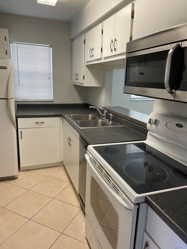 Building Photo - AVAILALBE OCTOBER! Two story Townhouse loc...