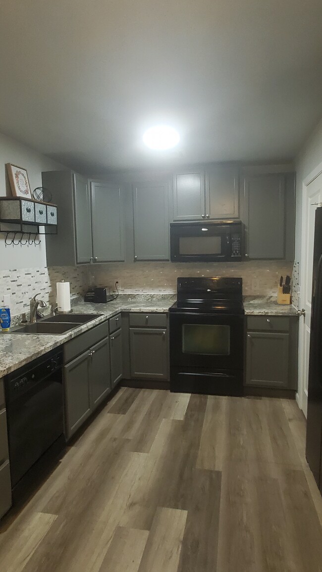 Building Photo - 504 S Cedar Pl
