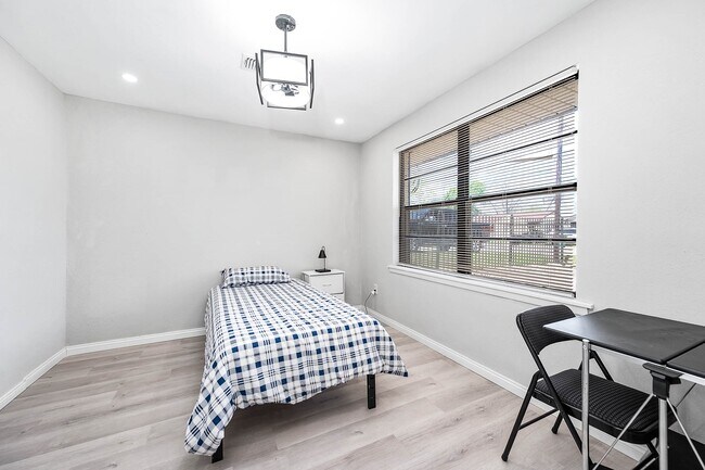 Building Photo - 4356 Phlox St