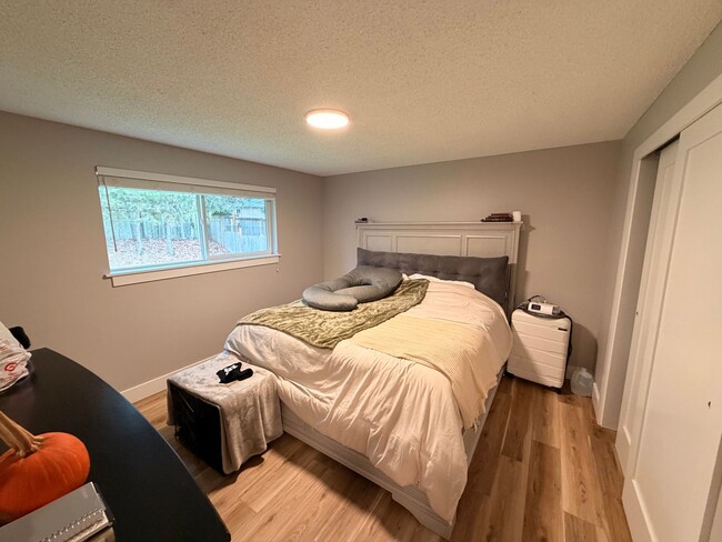 Building Photo - Fully Furnished 2 bed, 1 bath w/ Garage in Puyallup!