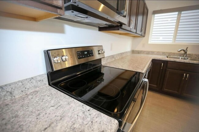 Building Photo - 4978 Crestbrook Dr