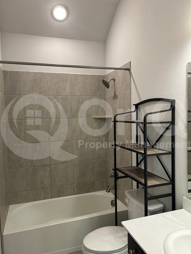 Building Photo - 533 Oleander Dr