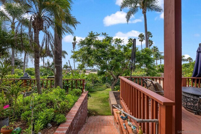 Building Photo - 701 N Granados Ave