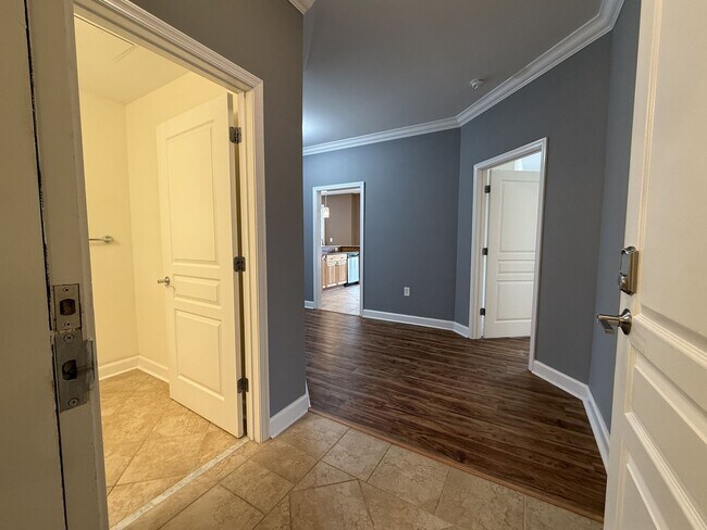 Building Photo - Beautiful 2nd Floor City Center Corner Condo.